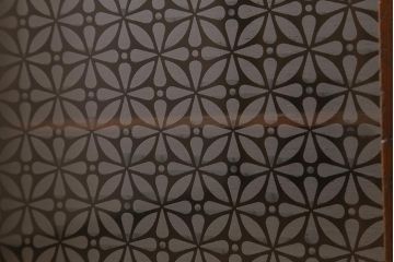 アンティーク家具　当店オリジナルガラス　和の雰囲気漂う小振りな戸棚(本箱、ブックケース、キャビネット、収納棚)(R-043138)