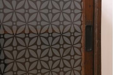 アンティーク家具　当店オリジナルガラス　和の雰囲気漂う小振りな戸棚(本箱、ブックケース、キャビネット、収納棚)(R-043138)