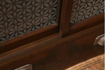 アンティーク家具　当店オリジナルガラス　和の雰囲気漂う小振りな戸棚(本箱、ブックケース、キャビネット、収納棚)(R-043138)