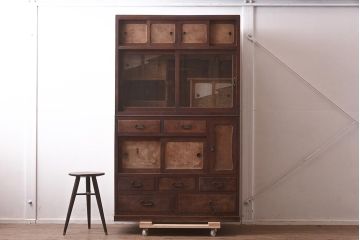 アンティーク家具　和製アンティーク　昭和初期　前面ケヤキ材・桜材　凝った造りが目を惹く茶箪笥(茶棚、収納棚)(R-043143)