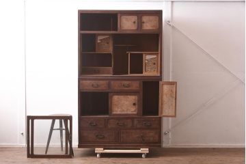 アンティーク家具　和製アンティーク　昭和初期　前面ケヤキ材・桜材　凝った造りが目を惹く茶箪笥(茶棚、収納棚)(R-043143)