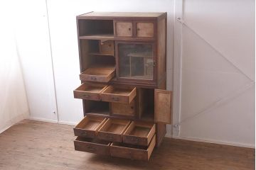 アンティーク家具　和製アンティーク　昭和初期　前面ケヤキ材・桜材　凝った造りが目を惹く茶箪笥(茶棚、収納棚)(R-043143)