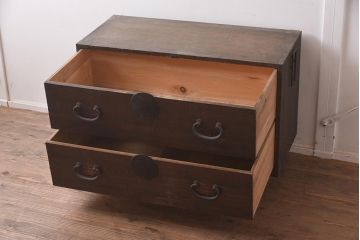 レトロ家具　昭和レトロ　大正期　前板桐材　厚みのある金具が目を惹く和箪笥(衣装箪笥)(R-043146)