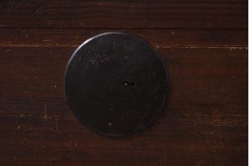 レトロ家具　昭和レトロ　大正期　前板桐材　厚みのある金具が目を惹く和箪笥(衣装箪笥)(R-043146)