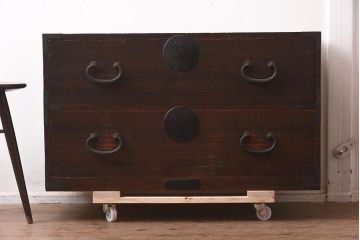 レトロ家具　昭和レトロ　大正期　前板桐材　厚みのある金具が目を惹く和箪笥(衣装箪笥)(R-043146)