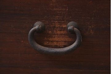 レトロ家具　昭和レトロ　大正期　前板桐材　厚みのある金具が目を惹く和箪笥(衣装箪笥)(R-043146)
