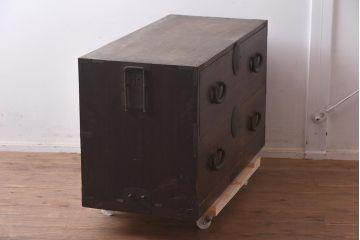 レトロ家具　昭和レトロ　大正期　前板桐材　厚みのある金具が目を惹く和箪笥(衣装箪笥)(R-043146)