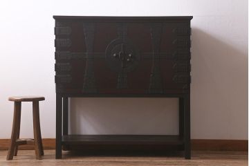 アンティーク家具　リメイク　桐材　棚付き　十字金具　観音開き戸の箪笥サイドボード(時代箪笥、リビングボード、桐箪笥、桐たんす)(R-043203)