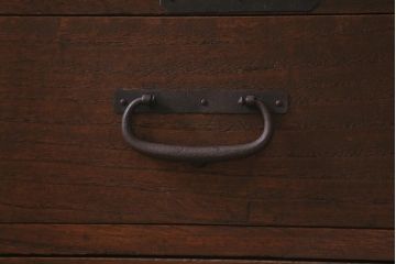 アンティーク家具　リメイク　桐材　棚付き　十字金具　観音開き戸の箪笥サイドボード(時代箪笥、リビングボード、桐箪笥、桐たんす)(R-043203)