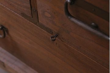 アンティーク家具　リメイク　桐材　棚付き　十字金具　観音開き戸の箪笥サイドボード(時代箪笥、リビングボード、桐箪笥、桐たんす)(R-043203)