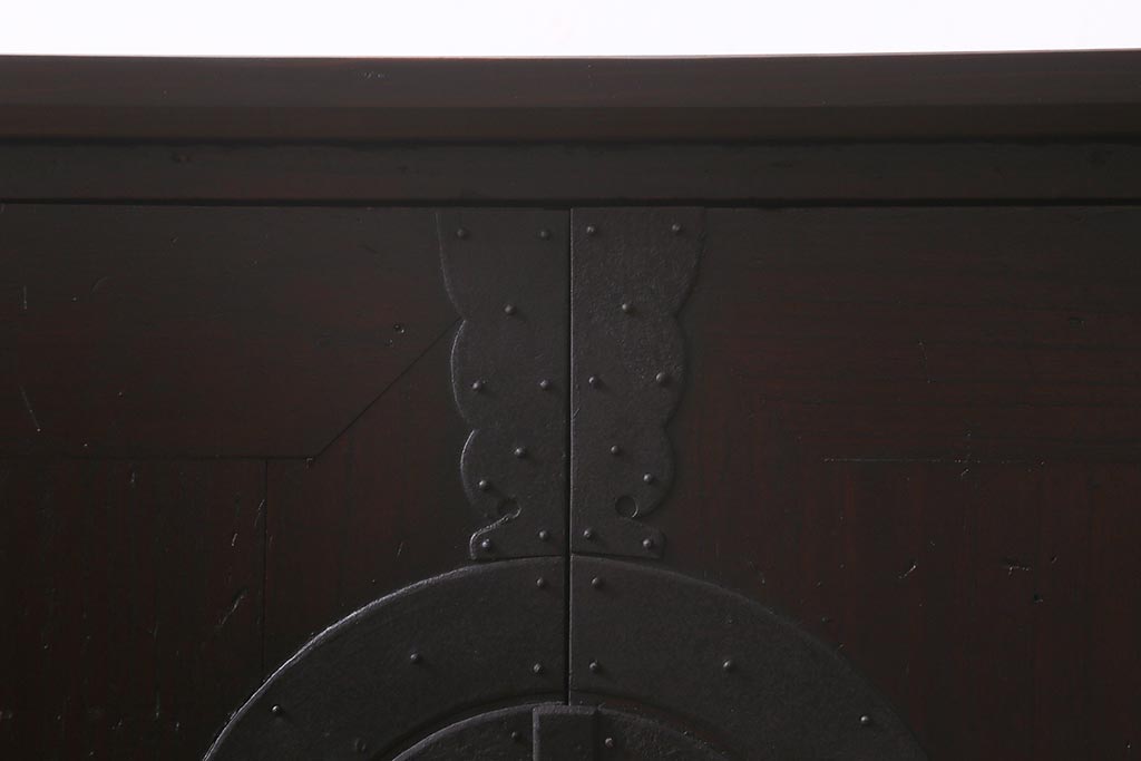 アンティーク家具　リメイク　桐材　棚付き　十字金具　観音開き戸の箪笥サイドボード(時代箪笥、リビングボード、桐箪笥、桐たんす)(R-043203)