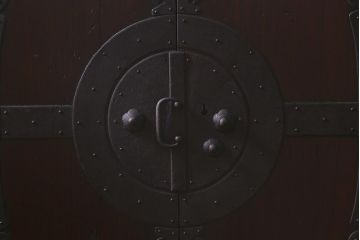 アンティーク家具　リメイク　桐材　棚付き　十字金具　観音開き戸の箪笥サイドボード(時代箪笥、リビングボード、桐箪笥、桐たんす)(R-043203)