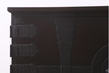 アンティーク家具　リメイク　桐材　棚付き　十字金具　観音開き戸の箪笥サイドボード(時代箪笥、リビングボード、桐箪笥、桐たんす)(R-043203)
