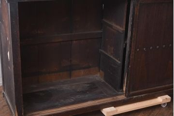 アンティーク家具　ヒノキ材　鋲が素敵な引き戸タイプの水屋サイドボード(戸棚、収納棚、キャビネット)(R-043205)