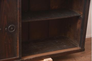 アンティーク家具　ヒノキ材　鋲が素敵な引き戸タイプの水屋サイドボード(戸棚、収納棚、キャビネット)(R-043205)