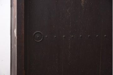アンティーク家具　ヒノキ材　鋲が素敵な引き戸タイプの水屋サイドボード(戸棚、収納棚、キャビネット)(R-043205)