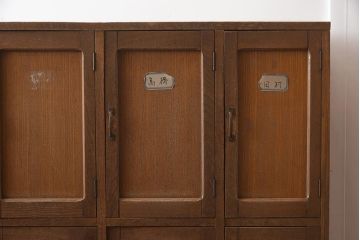 アンティーク家具　昭和レトロ　ナラ材　ナチュラルな木色のロッカー(戸棚、下駄箱、キャビネット)(R-043206)