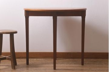 ヴィンテージ家具　北欧ビンテージ　レア品　半円形　温かみのある木色が魅力的なハーフテーブル(エクステンションテーブル、ダイニングテーブル、コンソールテーブル)(R-043217)