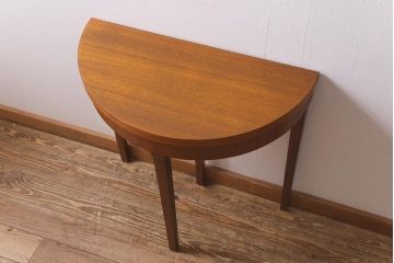 ヴィンテージ家具　北欧ビンテージ　レア品　半円形　温かみのある木色が魅力的なハーフテーブル(エクステンションテーブル、ダイニングテーブル、コンソールテーブル)(R-043217)