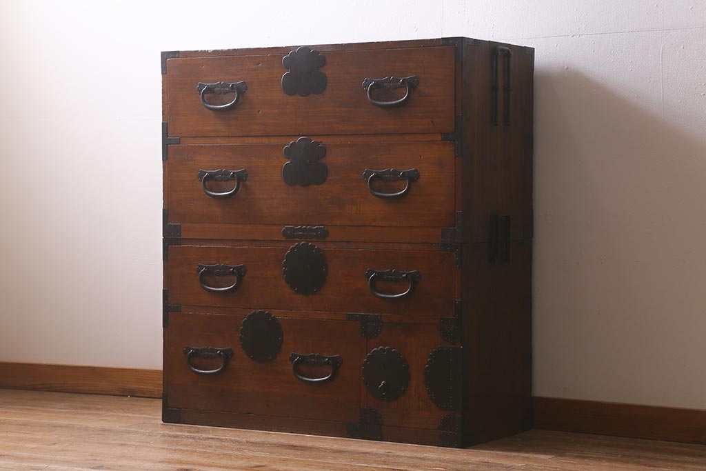 アンティーク家具　和製アンティーク　総桐材　巾着金具　上品な和の風情が漂う重ね箪笥(時代箪笥、衣装箪笥、引き出し、桐箪笥、桐たんす)(R-043221)