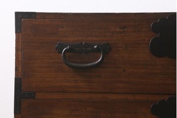 アンティーク家具　和製アンティーク　総桐材　巾着金具　上品な和の風情が漂う重ね箪笥(時代箪笥、衣装箪笥、引き出し、桐箪笥、桐たんす)(R-043221)