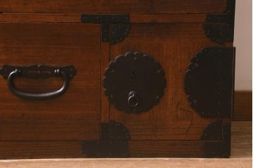 アンティーク家具　和製アンティーク　総桐材　巾着金具　上品な和の風情が漂う重ね箪笥(時代箪笥、衣装箪笥、引き出し、桐箪笥、桐たんす)(R-043221)