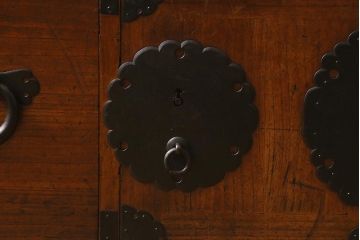 アンティーク家具　和製アンティーク　総桐材　巾着金具　上品な和の風情が漂う重ね箪笥(時代箪笥、衣装箪笥、引き出し、桐箪笥、桐たんす)(R-043221)