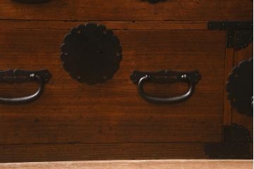 アンティーク家具　和製アンティーク　総桐材　巾着金具　上品な和の風情が漂う重ね箪笥(時代箪笥、衣装箪笥、引き出し、桐箪笥、桐たんす)(R-043221)