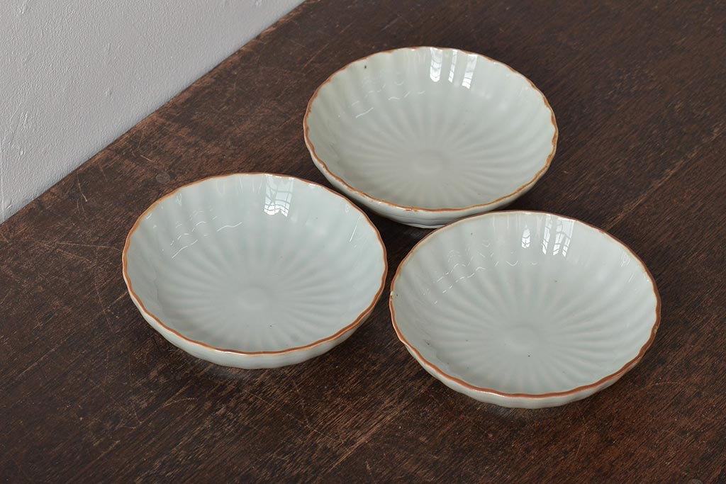 アンティーク雑貨　幕末〜明治期　伊万里焼　白磁　菊皿3枚セット(和食器)(R-043232)