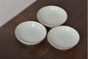 アンティーク雑貨　幕末〜明治期　伊万里焼　白磁　菊皿3枚セット(和食器)(R-043232)