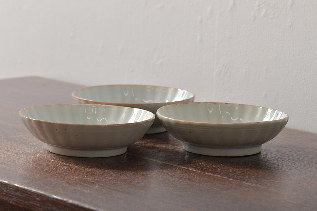 アンティーク雑貨　幕末〜明治期　伊万里焼　白磁　菊皿3枚セット(和食器)(R-043232)