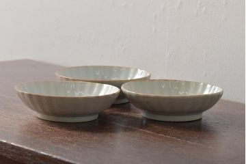 アンティーク雑貨　幕末〜明治期　伊万里焼　白磁　菊皿3枚セット(和食器)(R-043232)