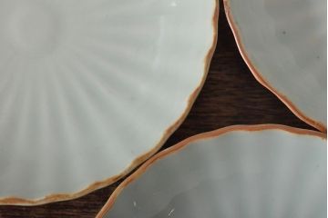 アンティーク雑貨　幕末〜明治期　伊万里焼　白磁　菊皿3枚セット(和食器)(R-043232)