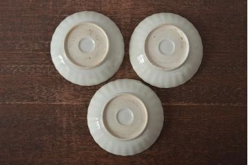 アンティーク雑貨　幕末〜明治期　伊万里焼　白磁　菊皿3枚セット(和食器)(R-043232)