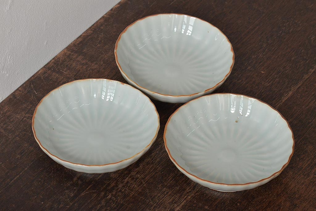 アンティーク雑貨　幕末〜明治期　伊万里焼　白磁　菊皿3枚セット(和食器)(R-043233)