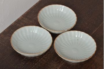 アンティーク雑貨　幕末〜明治期　伊万里焼　白磁　菊皿3枚セット(和食器)(R-043233)