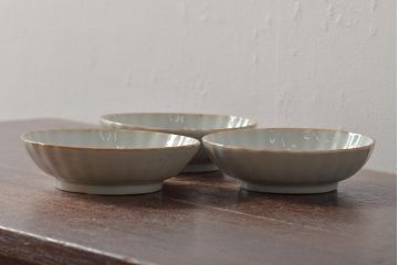 アンティーク雑貨　幕末〜明治期　伊万里焼　白磁　菊皿3枚セット(和食器)(R-043233)