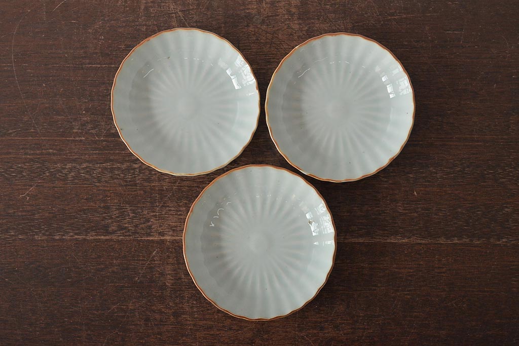 アンティーク雑貨　幕末〜明治期　伊万里焼　白磁　菊皿3枚セット(和食器)(R-043233)