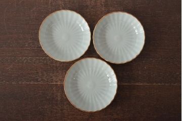 アンティーク雑貨　幕末〜明治期　伊万里焼　白磁　菊皿3枚セット(和食器)(R-043233)