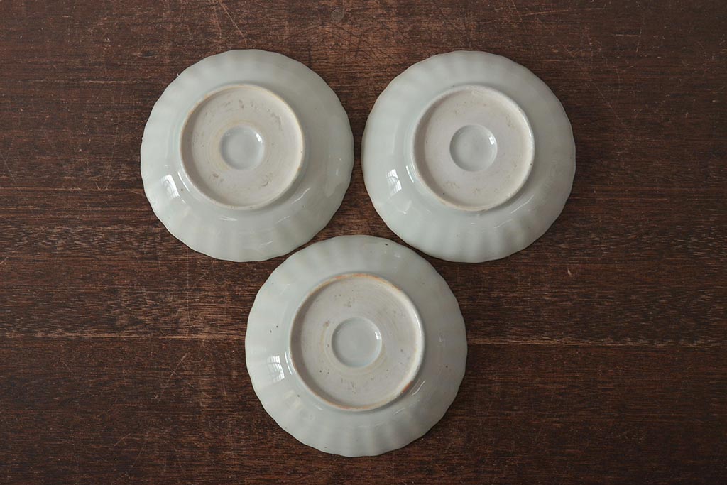 アンティーク雑貨　幕末〜明治期　伊万里焼　白磁　菊皿3枚セット(和食器)(R-043233)