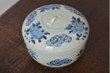 アンティーク雑貨　江戸期　古伊万里　牡丹文蓋物(深鉢、深皿)(R-043239)