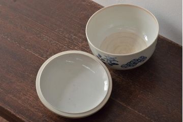アンティーク雑貨　江戸期　古伊万里　牡丹文蓋物(深鉢、深皿)(R-043239)
