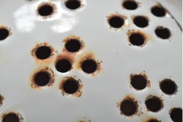 ヴィンテージ雑貨　レトロ　ホーロー(琺瑯)　赤のラインがかわいいコランダー(水切り、ザル、ディスプレイビンテージ)(R-043240)