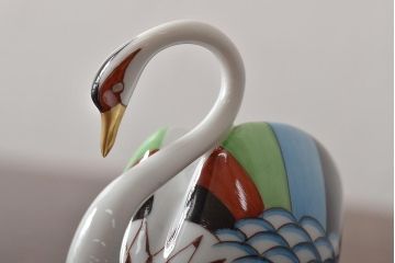 ハンガリー　HOLLOHAZA(ホロハーザ)　白鳥フィギュリン2点セット(スワン、置物、磁器)(R-043242)