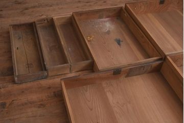 アンティーク家具　明治期　ヒノキ材・欅材　味わいのある収納箪笥(サイドボード、水屋箪笥、戸棚、引き出し、チェスト)(R-043249)