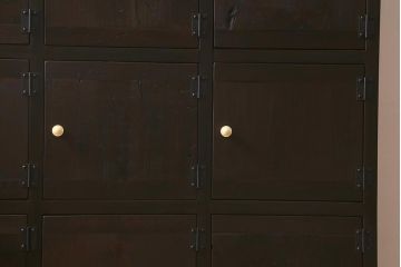 ラフジュ工房オリジナル　6×3マス　古材リメイク　モミの木　白い取っ手がアクセントのマス目棚(収納棚、下駄箱)(R-043253)