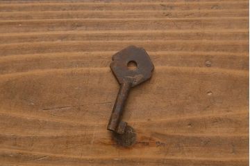 アンティーク家具　和製アンティーク　脚付きリメイク　ケヤキの杢目が美しいシンプルな帳場箪笥(収納棚、時代箪笥、戸棚)(R-043254)