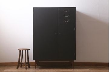 北欧ビンテージ　ペイント家具　チーク材　MEREDEW社(メレデュー)社 ブラックペイントがモダンな雰囲気のワードローブ(洋服タンス、チェスト)(R-043265)