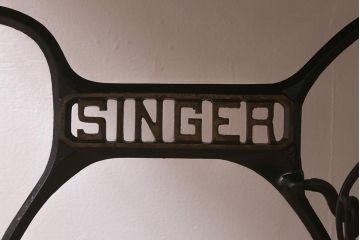 シンガー社(SINGER)　ヒノキ材　リメイク　鉄脚がお洒落なミシンテーブル(シンガーミシン、サイドテーブル、カフェテーブル、ミシン台)(R-043266)
