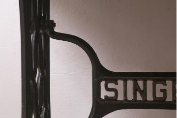 シンガー社(SINGER)　ヒノキ材　リメイク　鉄脚がお洒落なミシンテーブル(シンガーミシン、サイドテーブル、カフェテーブル、ミシン台)(R-043267)